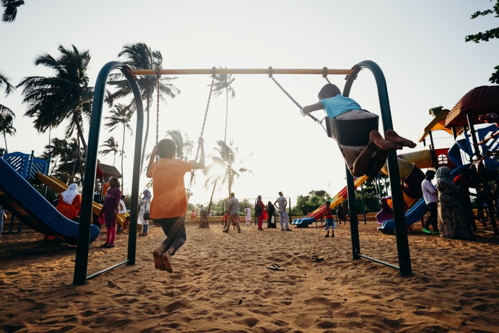 Niños de La India juegan en un parque