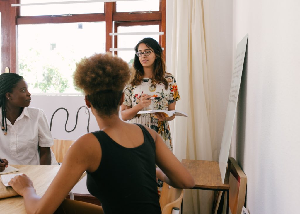 una mujer lidera un equipo de trabajo