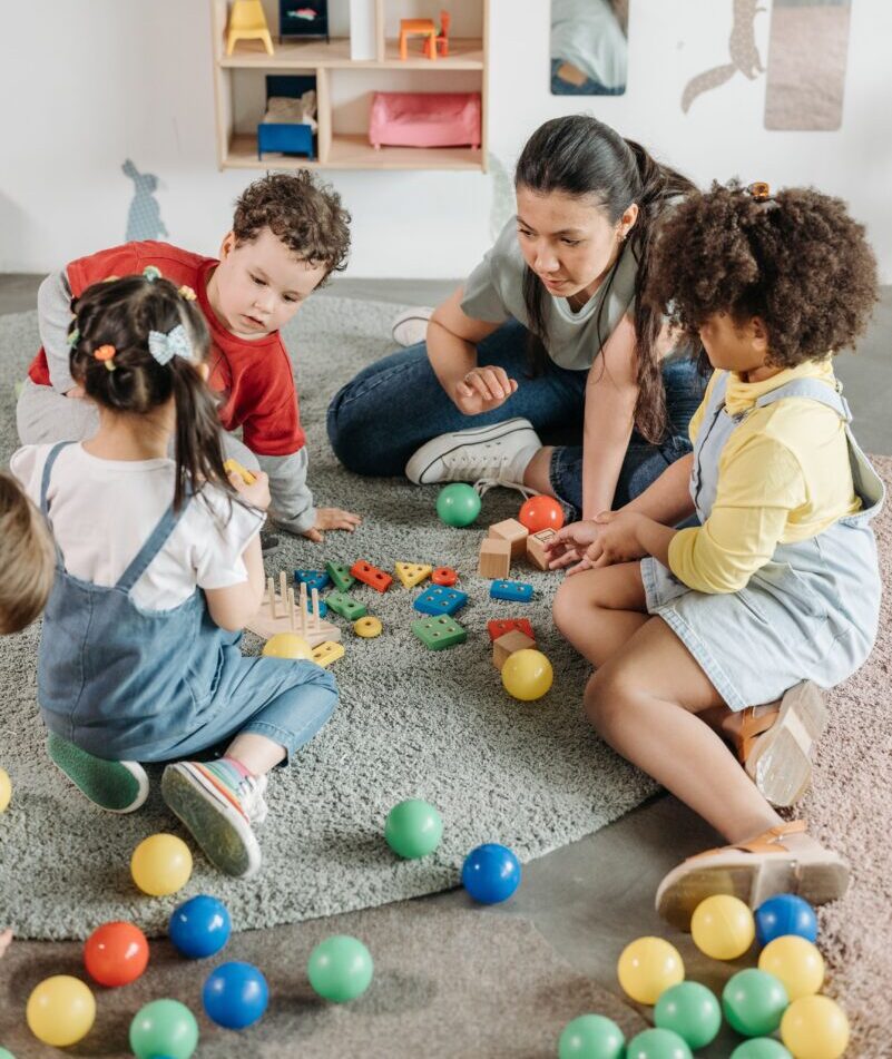 niños y niñas aprenden con su maestra